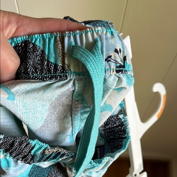 Patagonia Athletic Blue Black Floral Hibiscus Field Barely Baggies Shorts Sz XS - Picture 13 of 13